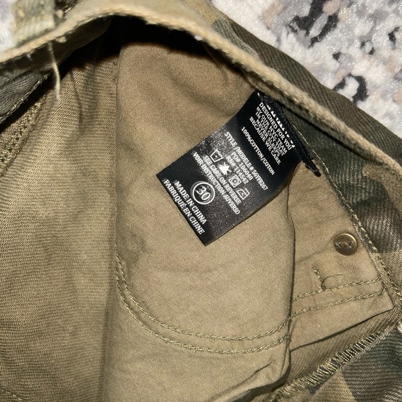 Blank NYC camo cutoff shorts - Picture 3 of 3